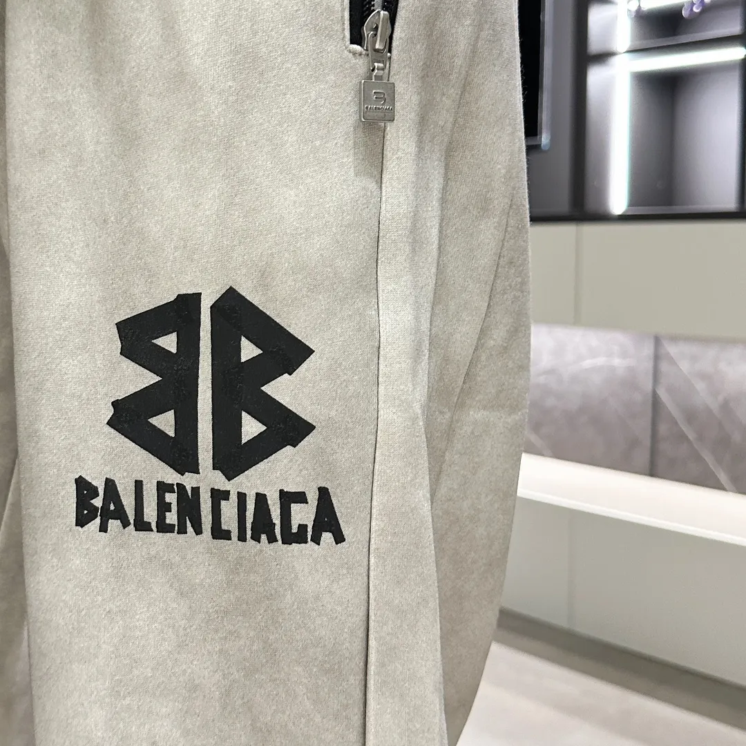 Balenciaga 🆕2026 Autumn and Winter New Arrival Casual Pants! The official website will be released simultaneously. Brand Classic LOGO casual pants, customized fabrics, excellent comfort and strong touch. Highly recognisable, perfect appearance and craftsmanship. Size:M-3XL